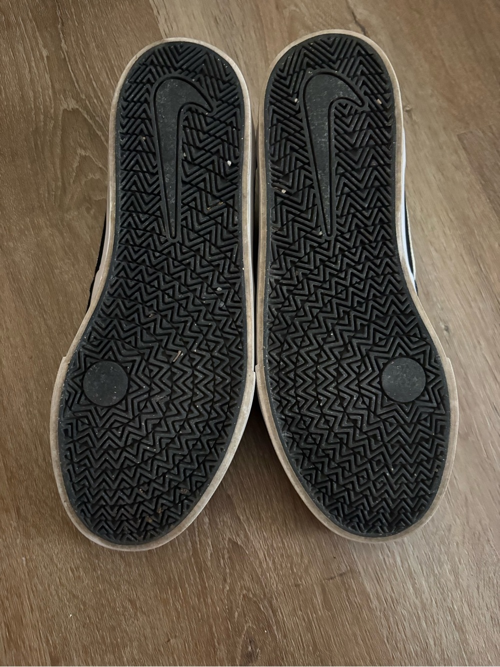 Nike Men’s Black and White Low-Top Skate Sneakers - Picture 2 of 4